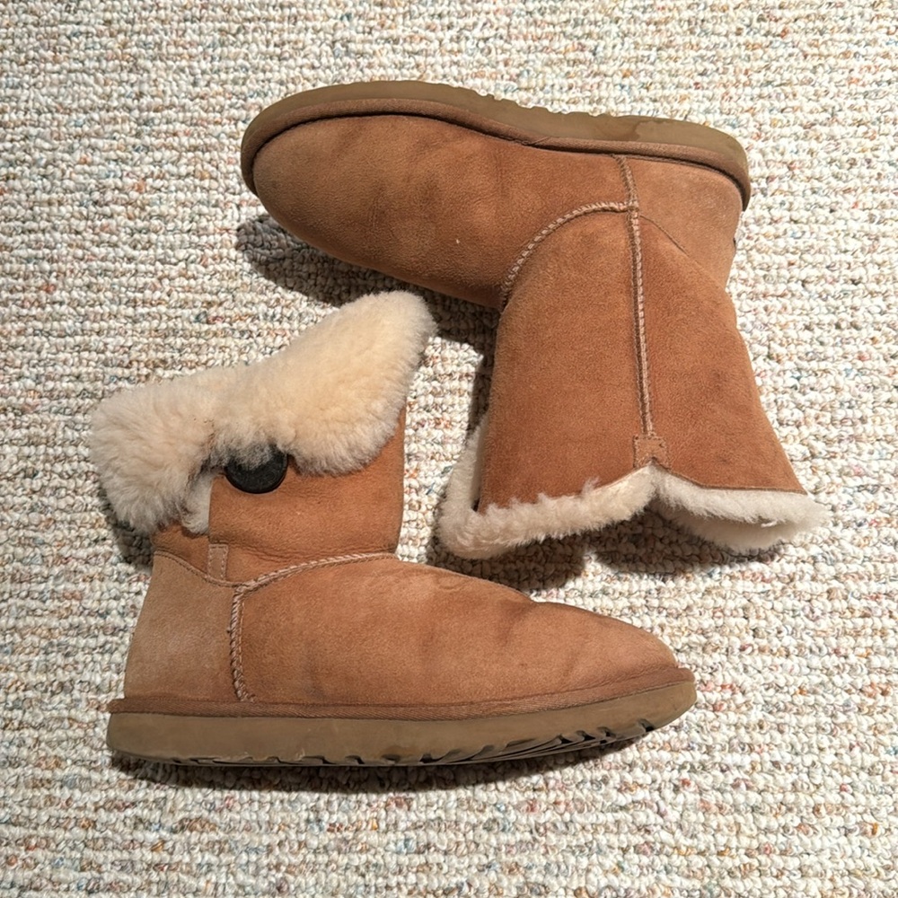 Ugg Short Bailey Button Boot sz 8